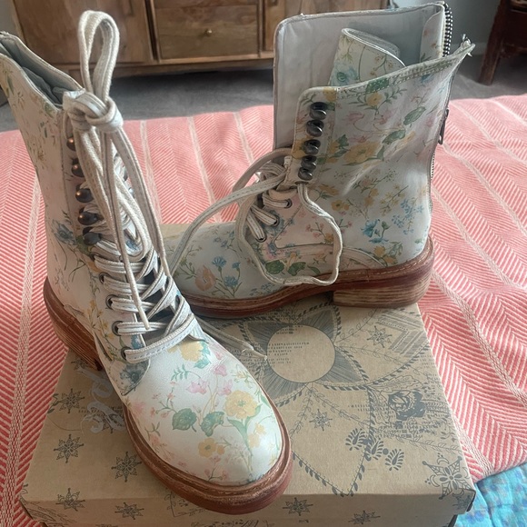 NIB FREE PEOPLE SANTA  FE LACE-UP BOOT (IVORY FLORAL 6) - Picture 2 of 4